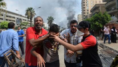Manifestantes pro Morsi huyen de los gases lacrimógenos.