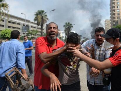 Manifestantes pro Morsi huyen de los gases lacrim&oacute;genos.