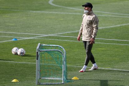 Diego Simeone, the manager of Atlético de Madrid, during a training session.