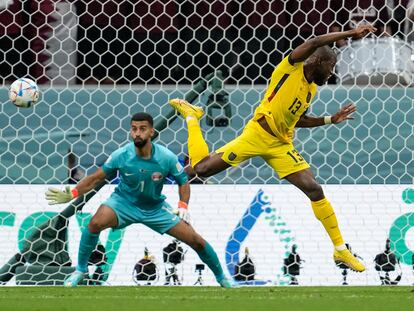 El ecuatoriano Enner Valencia bate de cabeza al portero catarí Saad Al Sheeb en la acción del 0-2.