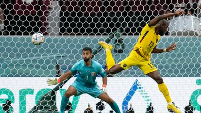 El ecuatoriano Enner Valencia bate de cabeza al portero catarí Saad Al Sheeb en la acción del 0-2.