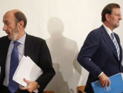 Rubalcaba y Rajoy, en un encuentro celebrado en 2010.