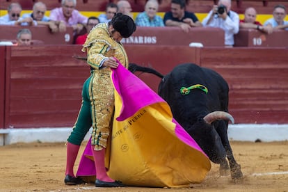 Morante de la Puebla, a la verónica, en la plaza de toros de Murcia.