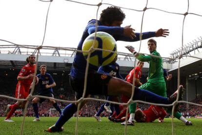 Agger logra el primer gol del Liverpool