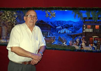 Carlos Torner, junto a la recreación de un belén.