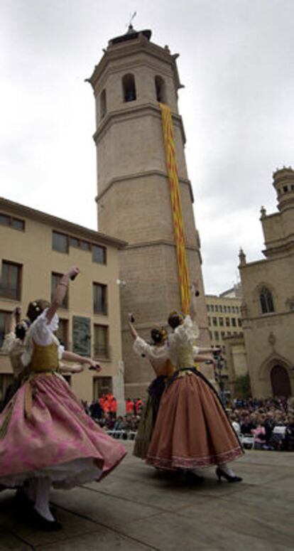 Una <i>senyera</i> engalanaba la torre de El Fadrí, ayer durante las fiestas.