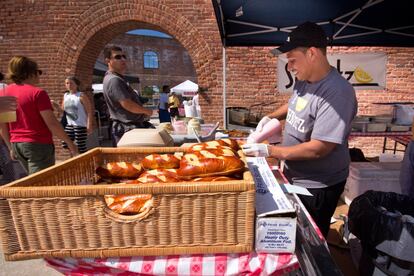 Smorgasburg (smorgasburg.com) es uno de los mejores eventos gastronómicos de Nueva York. Se celebra cada fin de semana en Brooklyn, acogiendo a más de 100 vendedores que sirven especialidades de todos los rincones del planeta. Desde sándwiches de masala al estilo indio hasta donuts, hamburguesas de ramen, pupusas salvadoreñas (tortillas rellenas), polos de guinda y mucho más. El mercado (en la foto, uno de los puestos) se instala de abril a octubre en la ribera de Williamsburg (sábados) y en Prospect Park, cerca de Lakeside (domingos). El resto de fines de semana del año se celebra en Sunset Park.