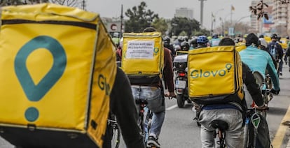 Varios repartidores participan en una manifestación para reclamar la mejora de sus condiciones laborales, en Valencia.