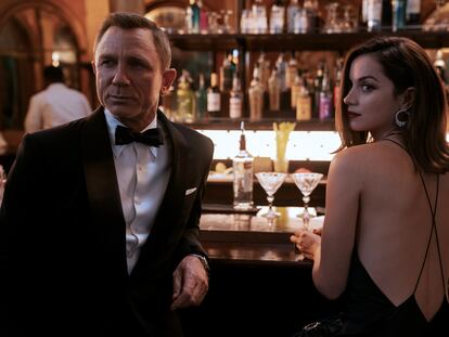 Daniel Craig y Ana de Armas, en 'Sin tiempo para morir'.