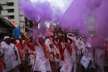 Devotos hinds participan en una procesin en la que llevan al Mar Arbigo una estatua gigante del Dios Elefante Ganesha, en Bombay (India).