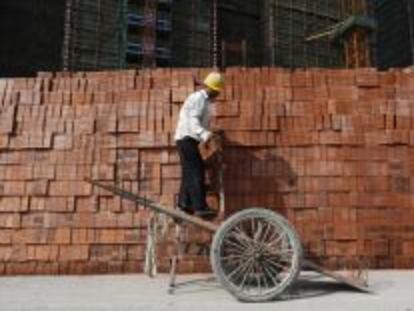 Un hombre trabaja en Hangzhou, en la provincia de Zhejiang, el pasado 14 de abril. 