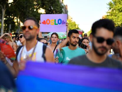 Una manifestante con una pancarta que recuerda el tiroteo en Oslo contra un bar gay, durante la marcha del Orgullo en Barcelona el 25 de junio.