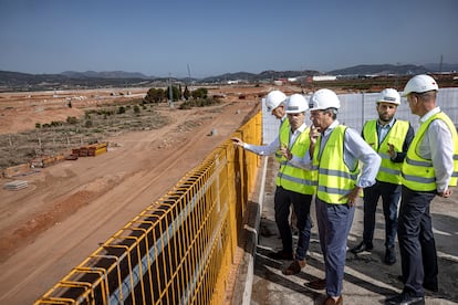 El presidente de la Generalitat, Carlos Mazón, acompañado del equipo directivo de PowerCo, visita las obras de la gigafactoría de celdas de baterías en Sagunto, el pasado mes de julio