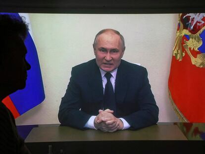 Una mujer veía el sábado el vídeo del discurso de Vladímir Putin a la nación tras el atentado en el Crocus City Hall del viernes, en la ciudad rusa de Krasnogorsk.