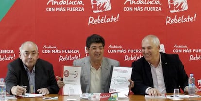 Manuel Pastrana, Diego Valderas y Francisco Carbonero, tras la reunión de este miércoles en Sevilla.