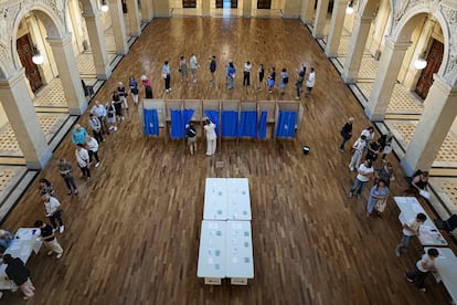 Votantes hacen cola este domingo en un colegio electoral en Lyon.