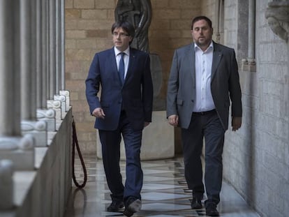Carles Puigdemont y Oriol Junqueras, en el Palau de la Generalitat. 