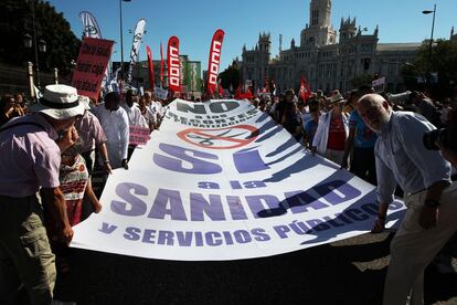 Miles de personas se han dado cita este domingo, por las calles de Madrid, en otra "marea blanca", en defensa de la sanidad pública.
