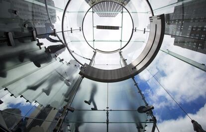 Decenas de personas utilizan las escaleras de vidrio situada en la tienda de Apple Store en Nueva York.