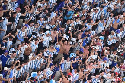 La hinchada argentina anima de su selección en el estadio Ahmad Bin Ali. 