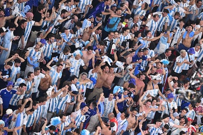 La hinchada argentina anima de su selección en el estadio Ahmad Bin Ali. 