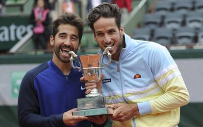 Feliciano L&oacute;pez y Marc L&oacute;pez con el trofeo. 