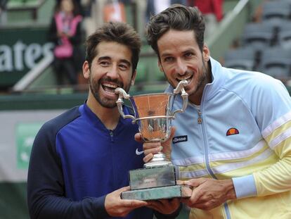 Feliciano L&oacute;pez y Marc L&oacute;pez con el trofeo. 