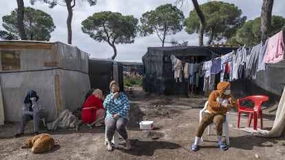 Varias mujeres marroquís en uno de los asentamientos chabolistas de Lucena del Puerto, Huelva.