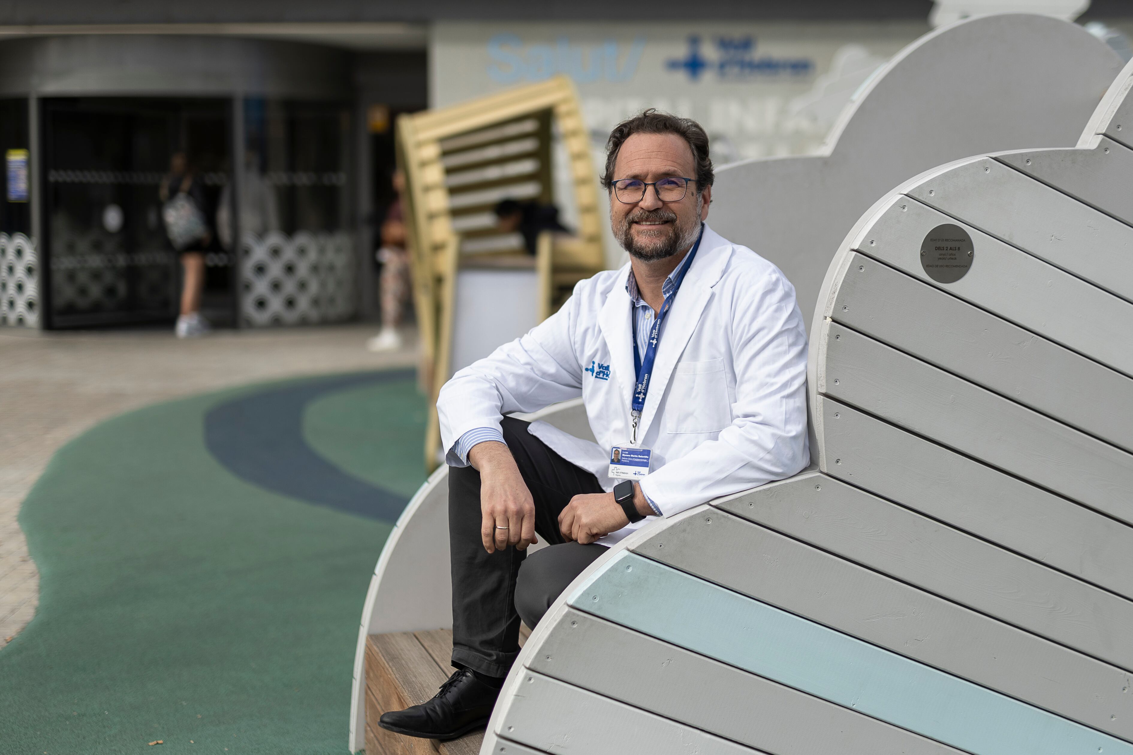 Lucas Moreno, jefe de Oncología y Hematología Pediátrica del Vall d'Hebron, en la entrada del área materno-infantil del centro sanitario.