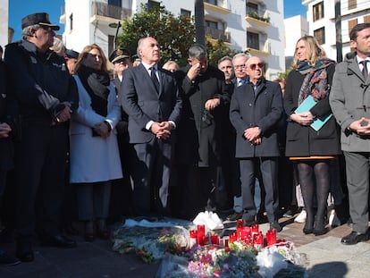 Concentración en la plaza Alta de Algeciras (Cádiz) este jueves, en repulsa por el ataque a dos iglesias que acabó el miércoles con la vida del sacristán Diego Valencia.