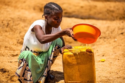 Mendina vive en un pueblo sin agua corriente ni pozo. Cada día tiene que ir al río más cercano a recogerla, a media hora de camino a pie.