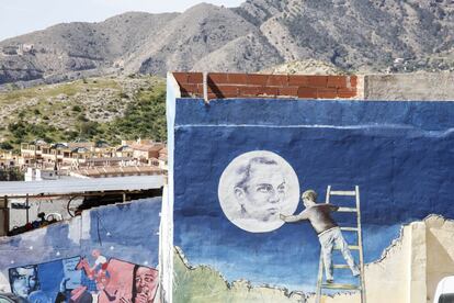 Imagen de uno de los murales del barrio de San Isidro, en Orihuela, donde aparece el retrato de Miguel Hernández que hizo Antonio Buero Vallejo cuando ambos estaban en la cárcel en 1940.