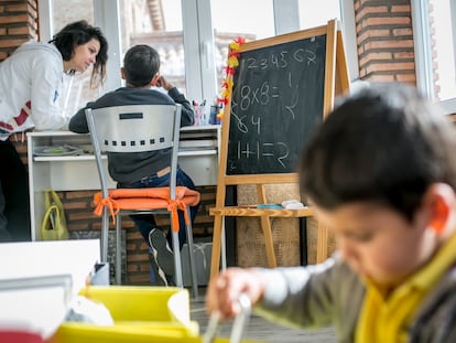 Una madre con sus dos hijos en casa durante una cuarentena escolar.