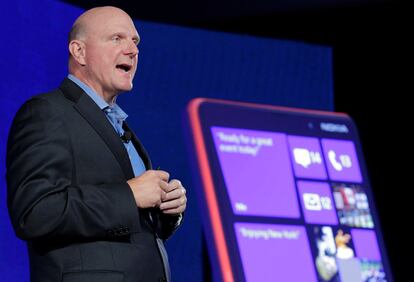 Steve Ballmer, CEO de Microsoft, durante el lanzamiento del teléfono Nokia Lumia 920
