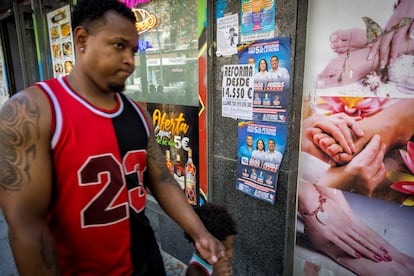 Uno de los carteles electorales de las elecciones a la presidencia de Ecuador en la calle de Alcalá, en el barrio de Quintana de Madrid el pasado sábado.