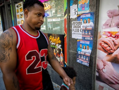 Uno de los carteles electorales de las elecciones a la presidencia de Ecuador en la calle de Alcalá, en el barrio de Quintana de Madrid el pasado sábado.