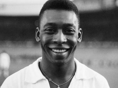 Imagen de archivo de Pelé con la camiseta del Santos de Brasil.