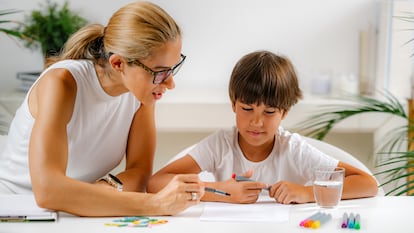 Extra Colegios 06-03-22 Preschool Boy Doing School Education Assessment Test. Psychologist Asking A Questions