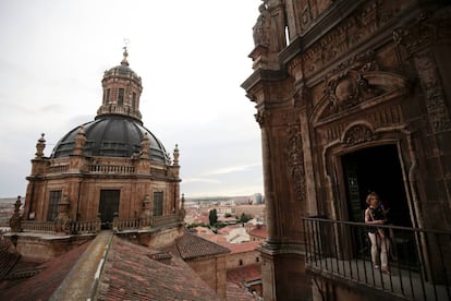 Una turista contempla las vistas de Salamanca desde las torres de la Clerecía.