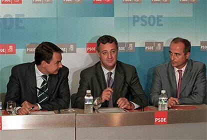 José Luis Rodríguez Zapatero, junto a Jesús Caldera, coordinador del programa electoral, y Miguel Sebastián, responsable de política fiscal.