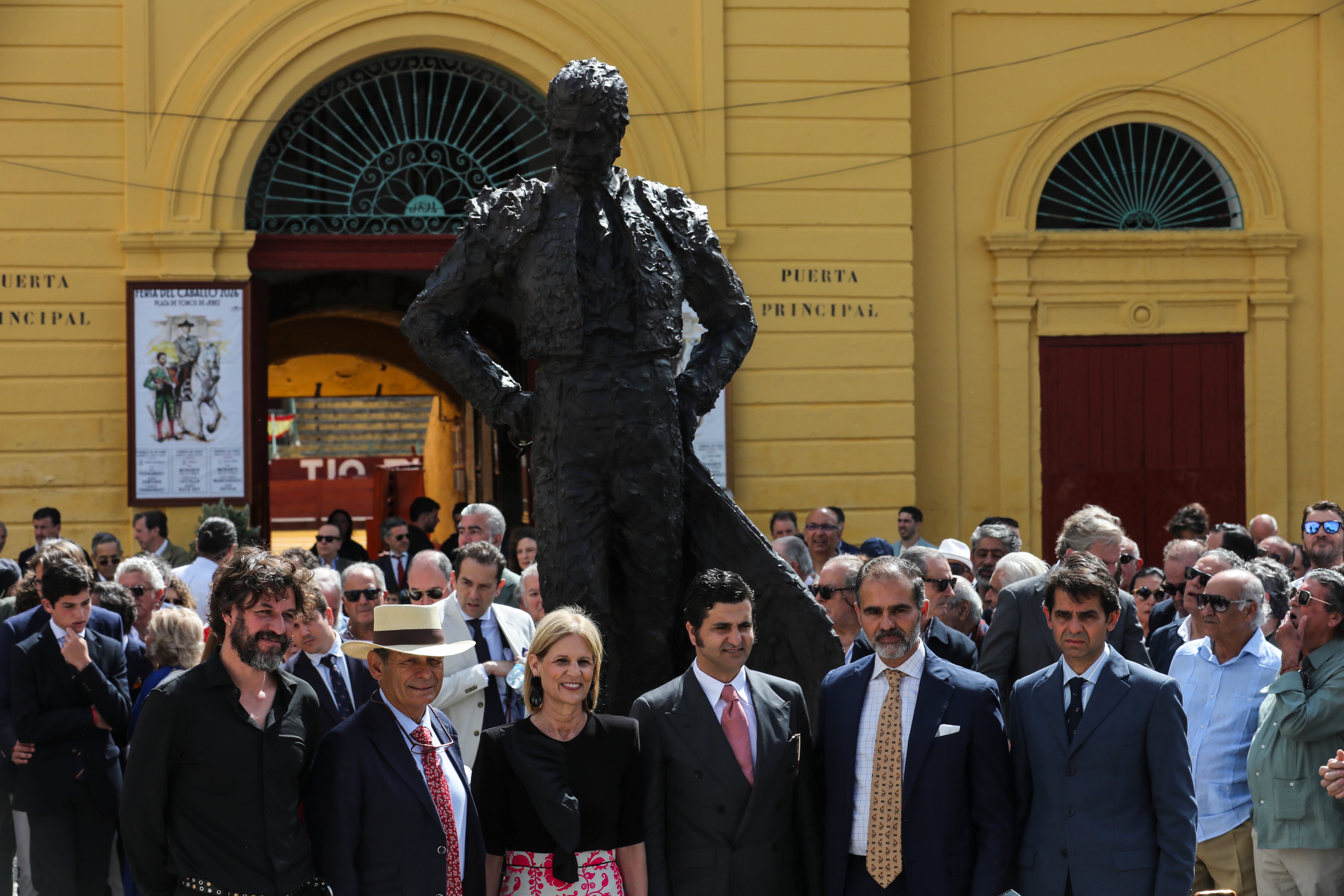 Morante, en el centro de la imagen, junto a la alcaldesa de Jerez, a su derecha, en la inauguración del monumento a Rafael de Paula.