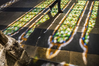 Reflejos de las vidrieras de colores en el suelo del claustro de la catedral de Burgos.