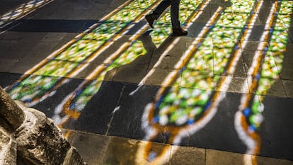 Reflejos de las vidrieras de colores en el suelo del claustro de la catedral de Burgos.