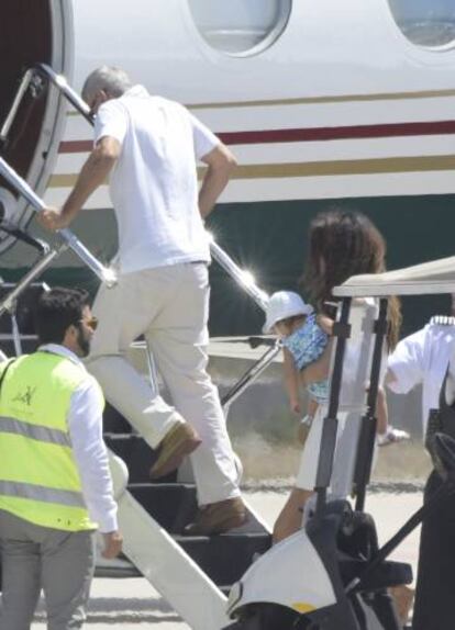 George Clooney embarcando en su avión seguido de Amal y uno de sus mellizos, tras su accidente de moto.