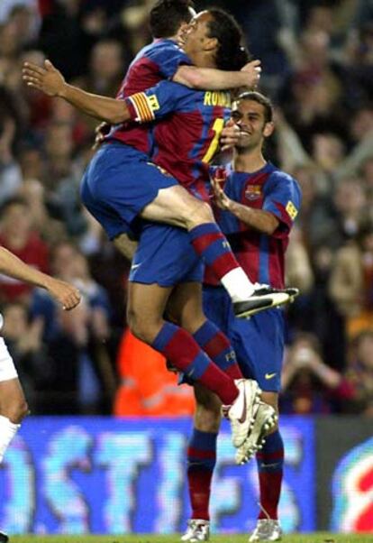 Giuly y Ronaldinho se abrazan para celebrar el segundo gol del Barça.