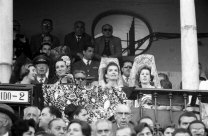 Jacqueline Kennedy, en el palco de los maestrantes, acompañada de Aline Griffith, condesa de Romanones (izquierda), y la duquesa de Alba, Cayetana Fitz-James Stuart, en 1966.