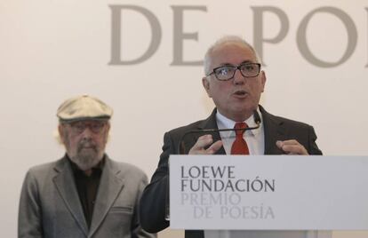 Jos&eacute; Ram&oacute;n Ripoll, tras recibir el premio internacional de Poes&iacute;a de la Fundaci&oacute;n Loewe. Detr&aacute;s, Jos&eacute; Manuel Caballero Bonald.