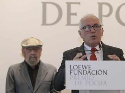 Jos&eacute; Ram&oacute;n Ripoll, tras recibir el premio internacional de Poes&iacute;a de la Fundaci&oacute;n Loewe. Detr&aacute;s, Jos&eacute; Manuel Caballero Bonald.