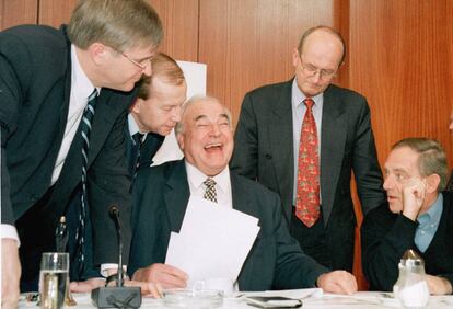 El ex canciller alemán Helmut Kohl rompe a reir en medio de una reunión con varios líderes de su partido, la CDU democristiana, el 30 de abril de 1998 en Bonn (Alemania).