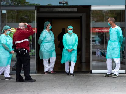 Médicos a las puertas del hospital La Fe de Valencia durante la crisis del Covid-19.